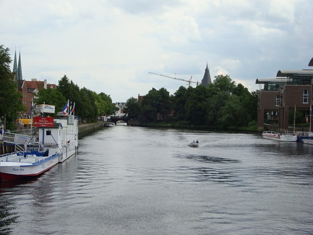 運河。橋の上から、ホルステン門の方向。昔、このあたりまで塩を運び込んでこの街は栄えたとか。